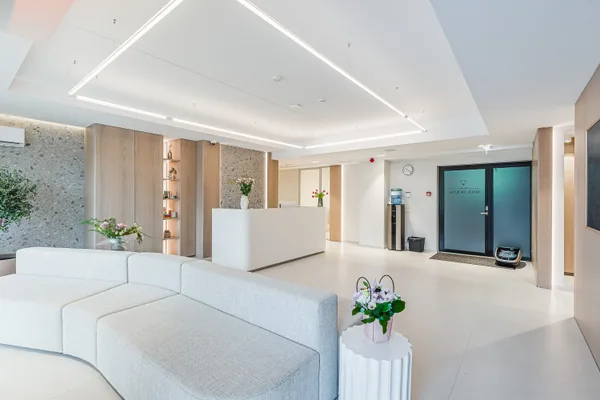 Klinikens entré: soffa, väntrum och ingång