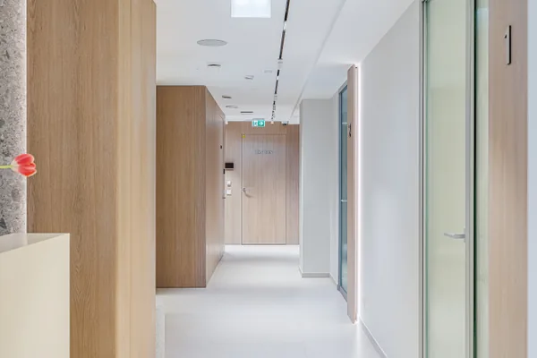 Klinikens korridor med dörrar till behandlingsrummen