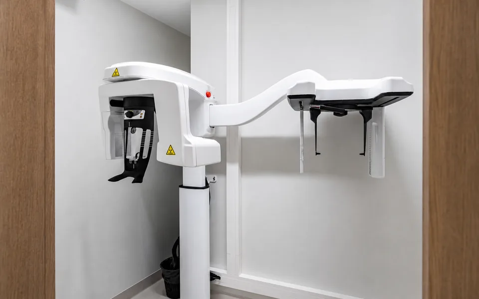 A panoramic imaging unit in the clinic's diagnostics room